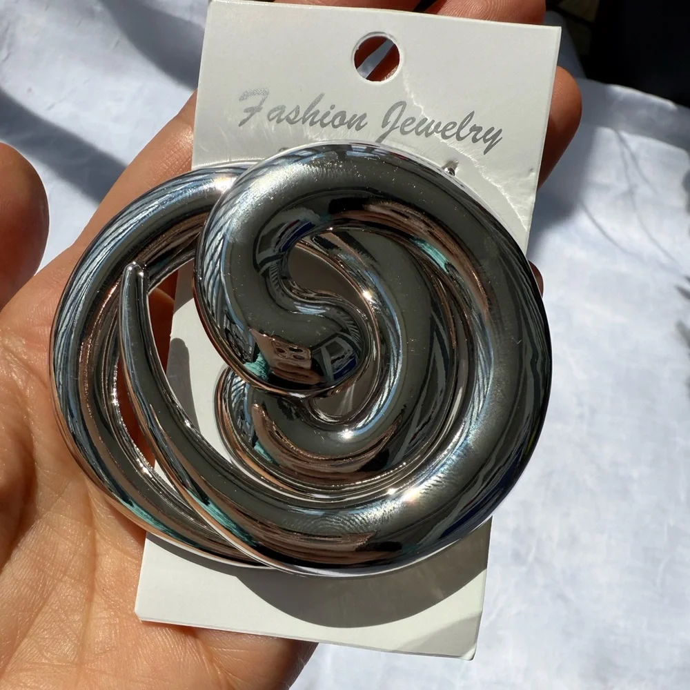 Vintage Silver Spiral Stud Earrings – Bold Retro Statement - Picture 8 of 8